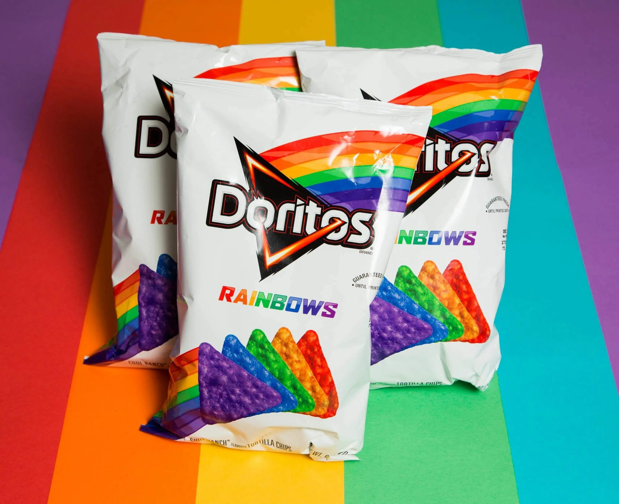 Snackers. Лгбт чипсы. Радужные чипсы доритос. Доритос рейнбоу. Чипсы радуга.