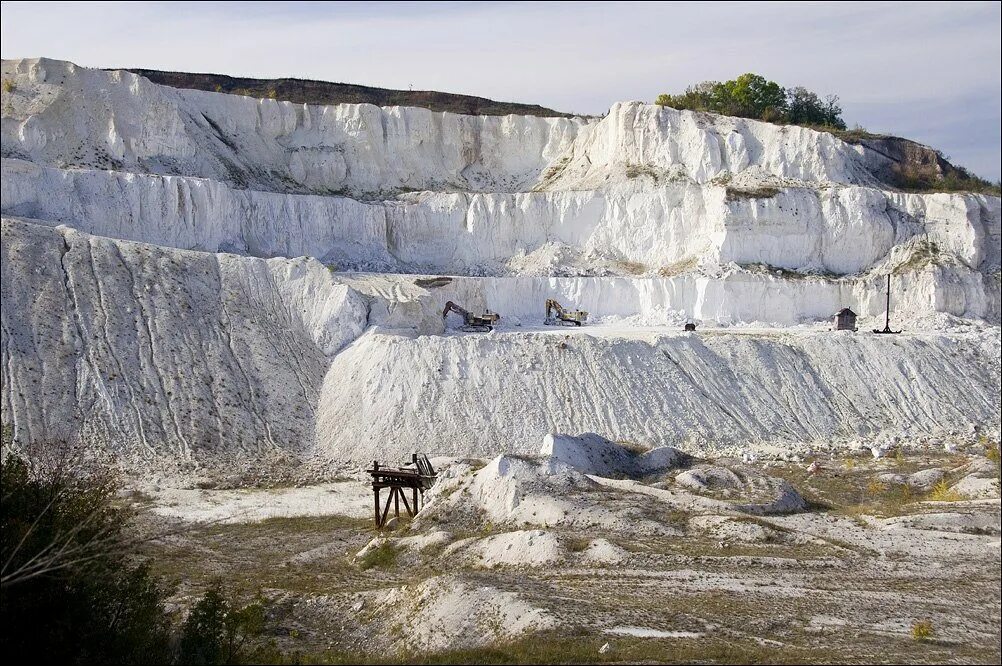 Кнауф гипс байкал карьер. Откосинский меловой карьер лиски. Карьеры по добыче мела. Добыча строительного камня. Добыча гипса.