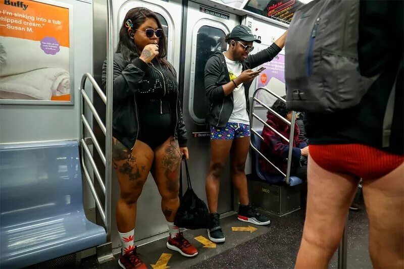 No Pants Subway Ride Москва. В метро без штанов 2020 Москва. Нью Йорк метро без штанов. Флешмоб в метро без штанов.