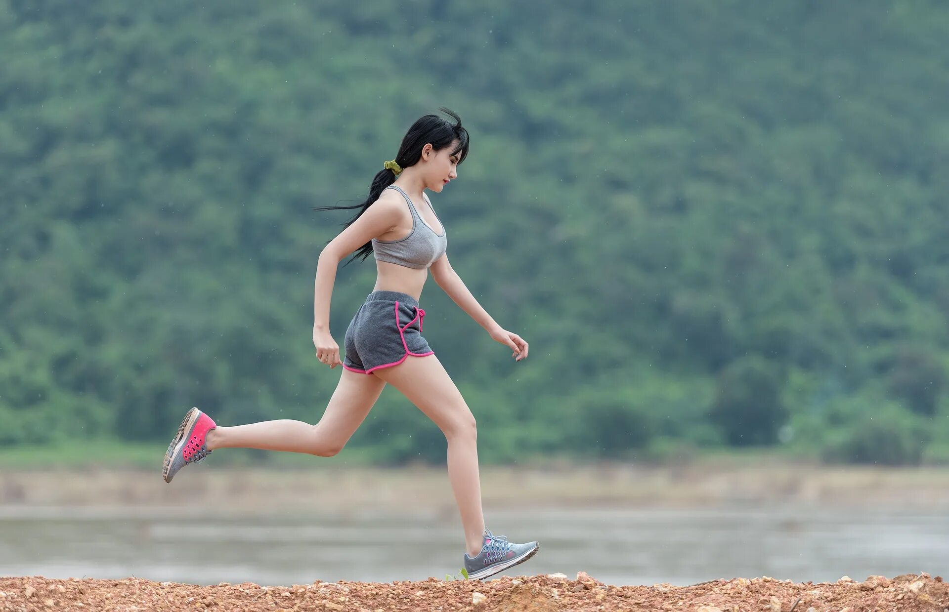 That s amazing she run. Девушка бежит. Девушка на пробежке. Девушка спорт. Спортивные девушки бег.