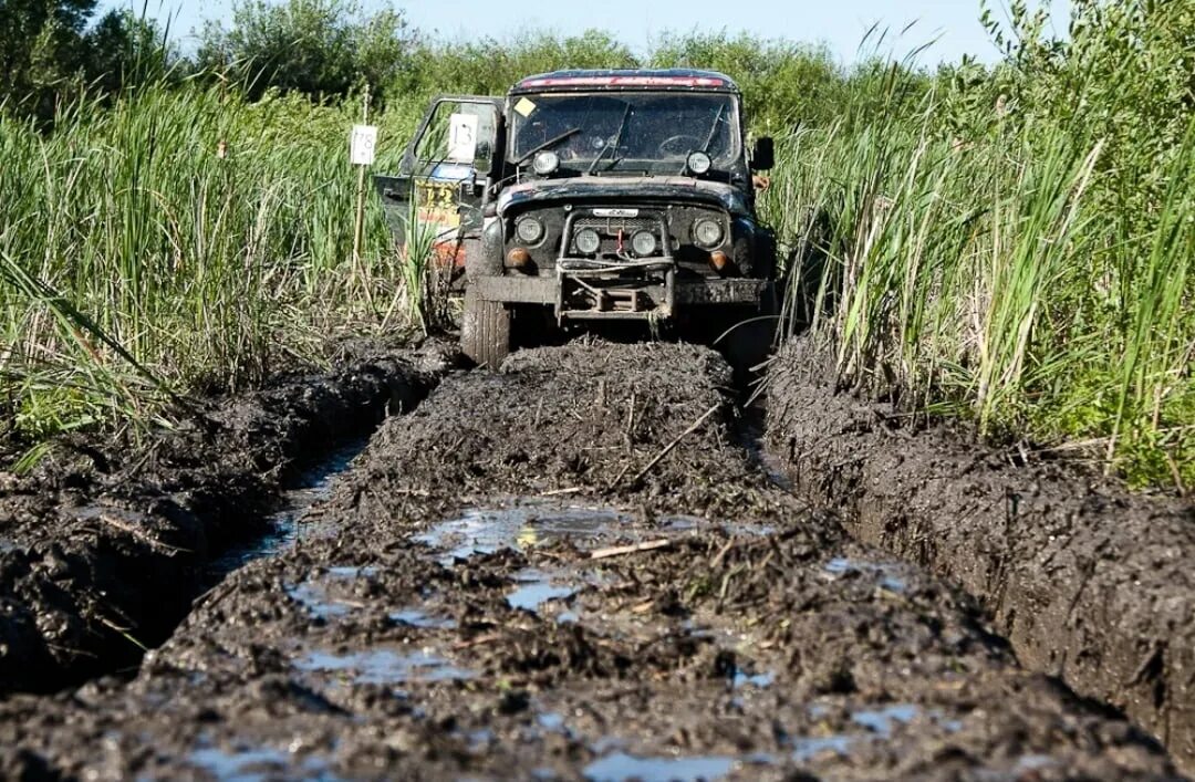 Болотистая машина. УАЗ грязь бездорожье. Offroad УАЗ грязь. УАЗ Хантер в болоте. УАЗ Хантер в грязевой луже.