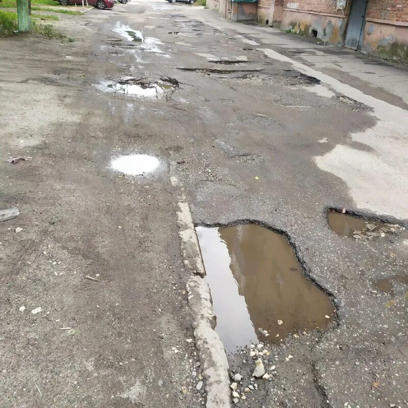 дорожка для пешехода dop2. дорога позора картинка. разбитые дороги саратова. оренбург. ярославль дороги в центре города.