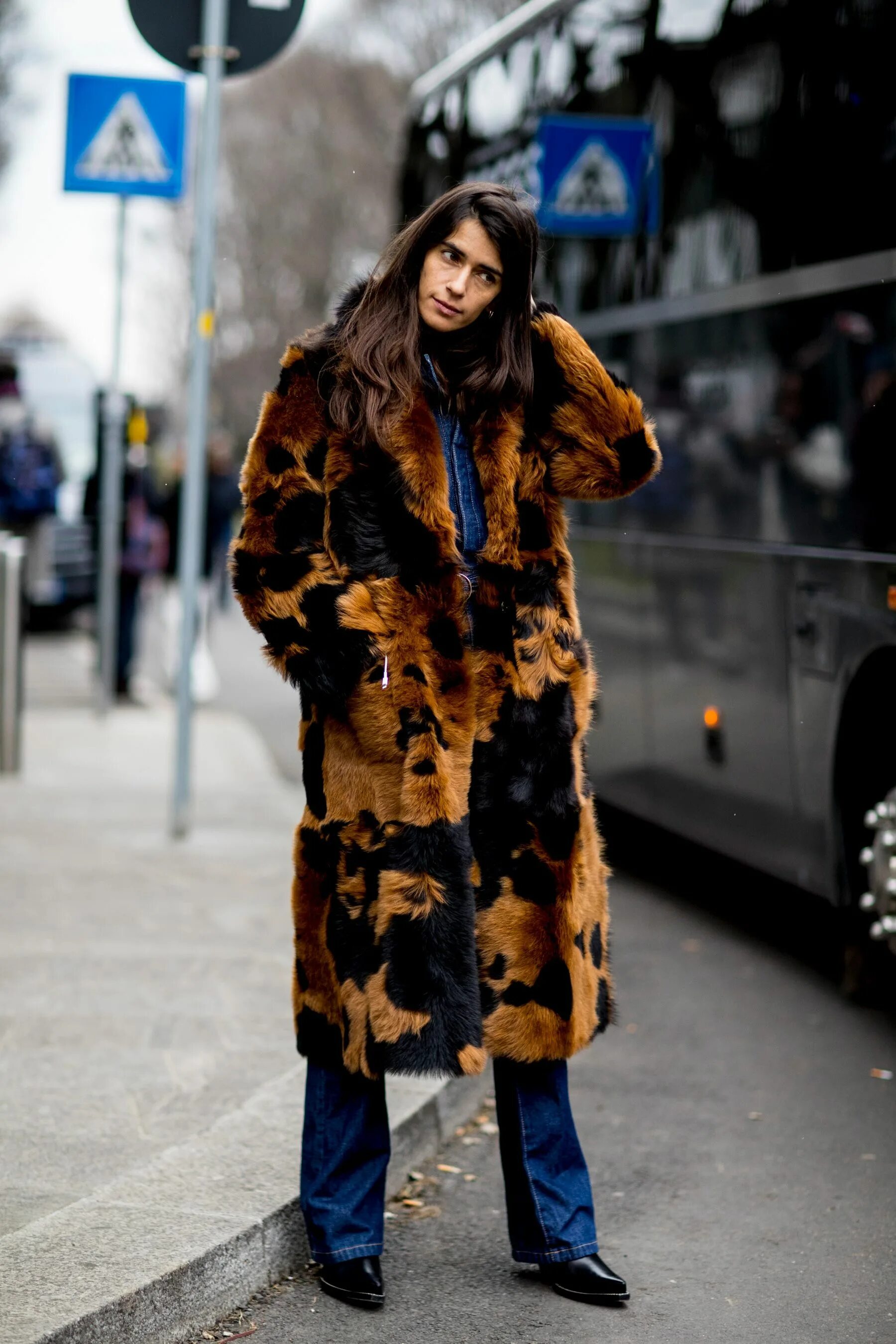 Шуба из искусственного меха 2025. Норковая шуба street style. шуба эко стрит стайл. шуба из эко меха тренд street style. шуба трехцветная.