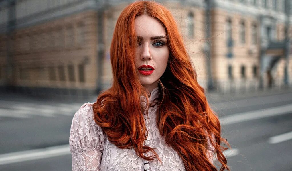 Рыжая позирует. Рыжий цвет волос. Портрет девушки. Огненные волосы. Милая девушка.