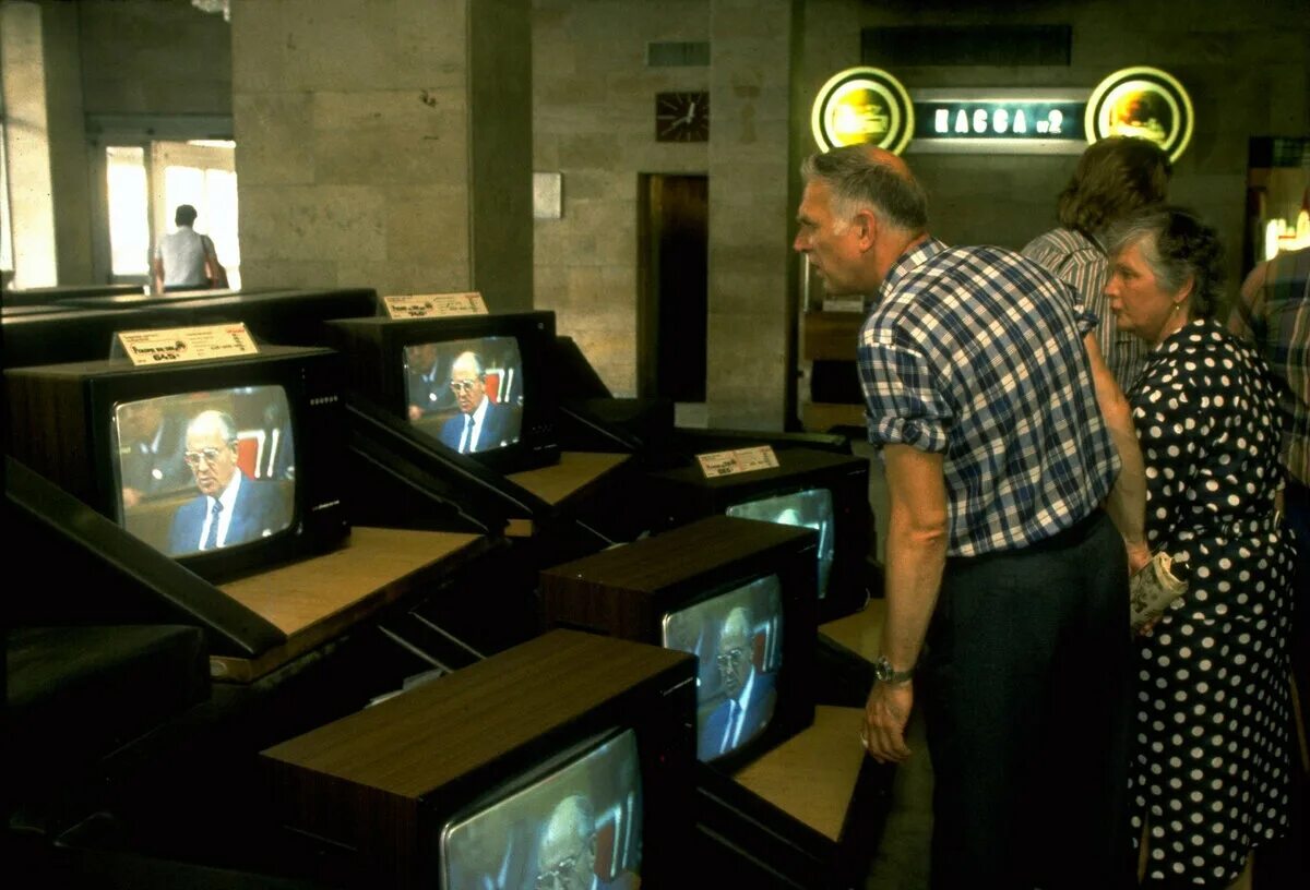 Гаджет перестройка. Гаджеты 90-х годов для детей. Осст 4. Гаджет перестройка. Тетрис, денди тамагочи 90х.