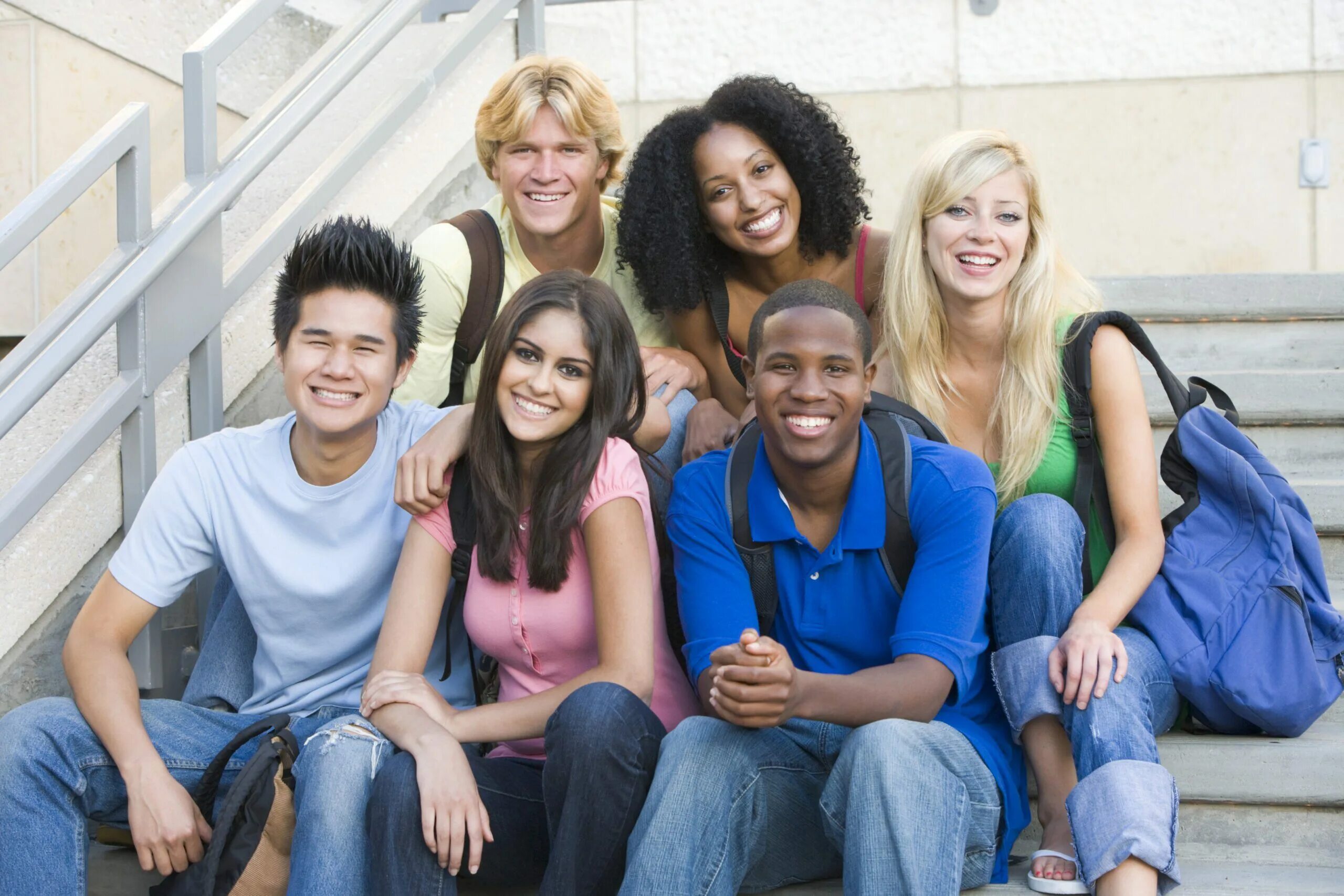 A group of students is. Группа людей. Иностранные студенты. Студенты разных национальностей. Люди разных рас.