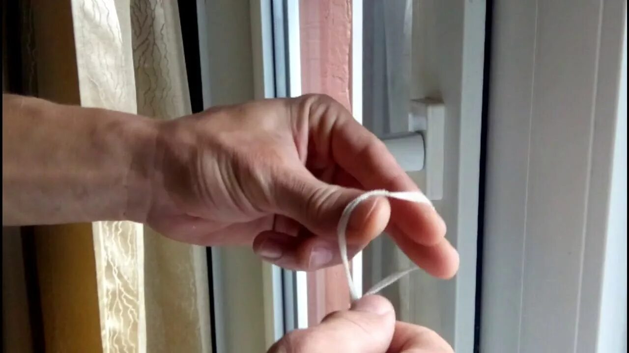Как открыть пластиковое окно изнутри. Ручка закрытия двери балкона. ручка для закрывания балкона изнутри. вскрыть пластиковую дверь. ручка для пластикового окна обратная сторона.