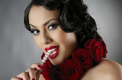 Jumlagi bilan qoplangan mushukni yalayotgan erning fotosurati