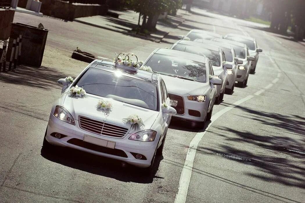 Свадебный кортеж машина. Свадебная машина едет. Свадьба едет. Свадебная машина. Свадебная машина.