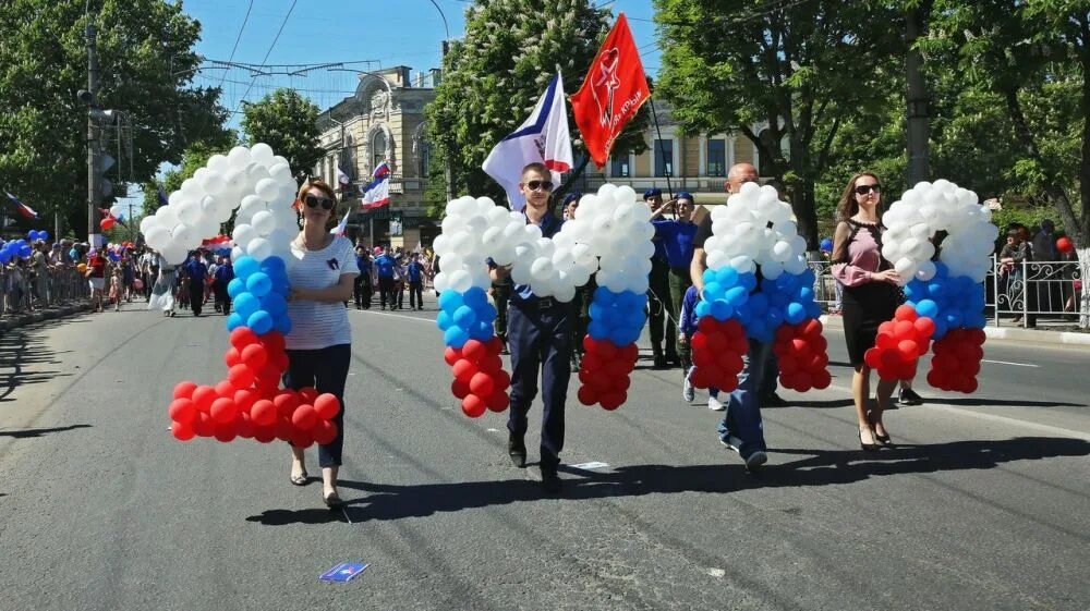 1 мая 90. Украшение колонны на 1 мая. Украшение колонны на день города. Шествие на первое мая. Демонстрация на 1 мая украшение колонны.