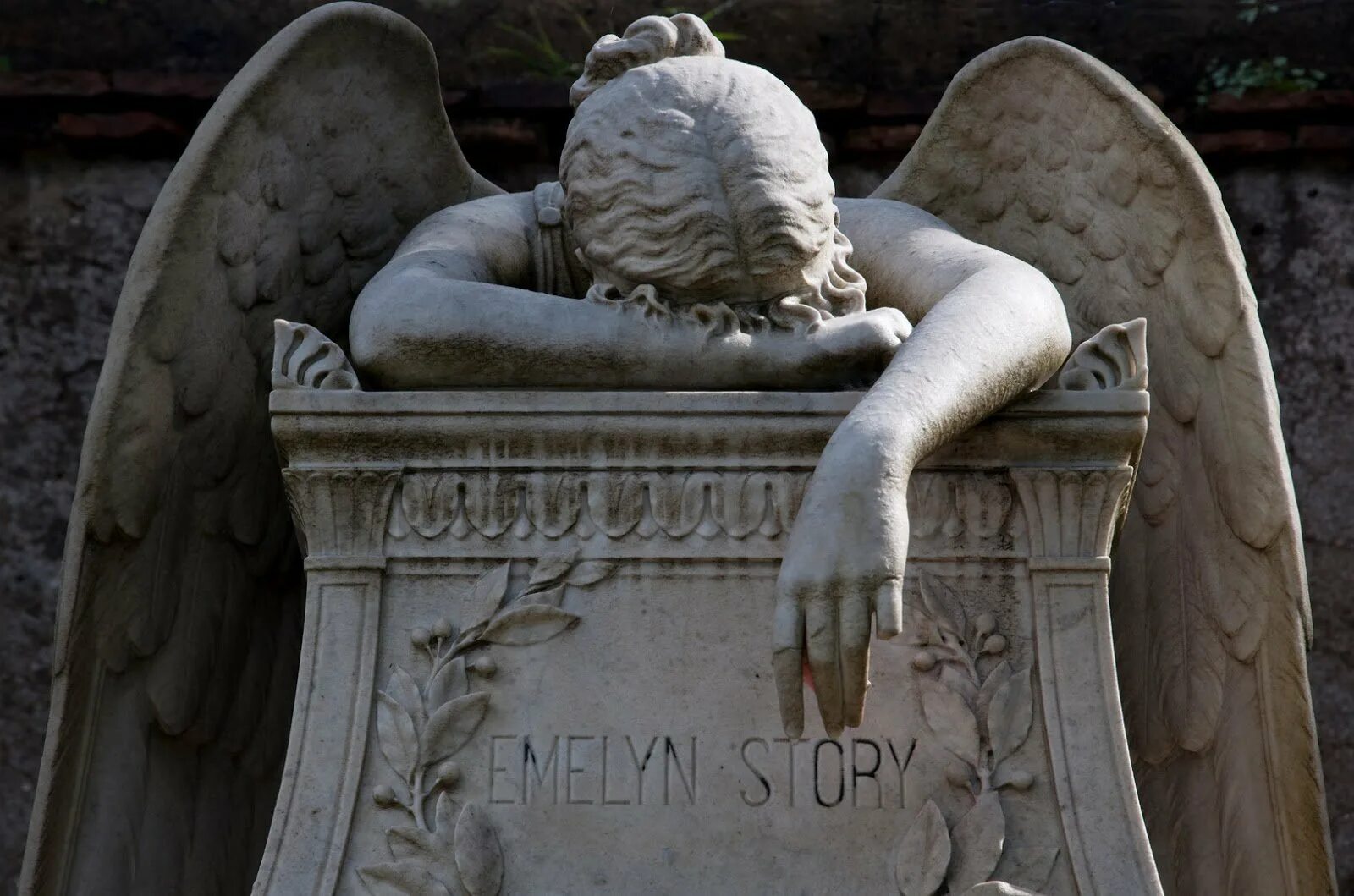 Ангел похороните. Emelyn story скульптура. Микеланджело Плачущий ангел. Кладбищенские статуи ангелов Эстетика. Скорбящий ангел.