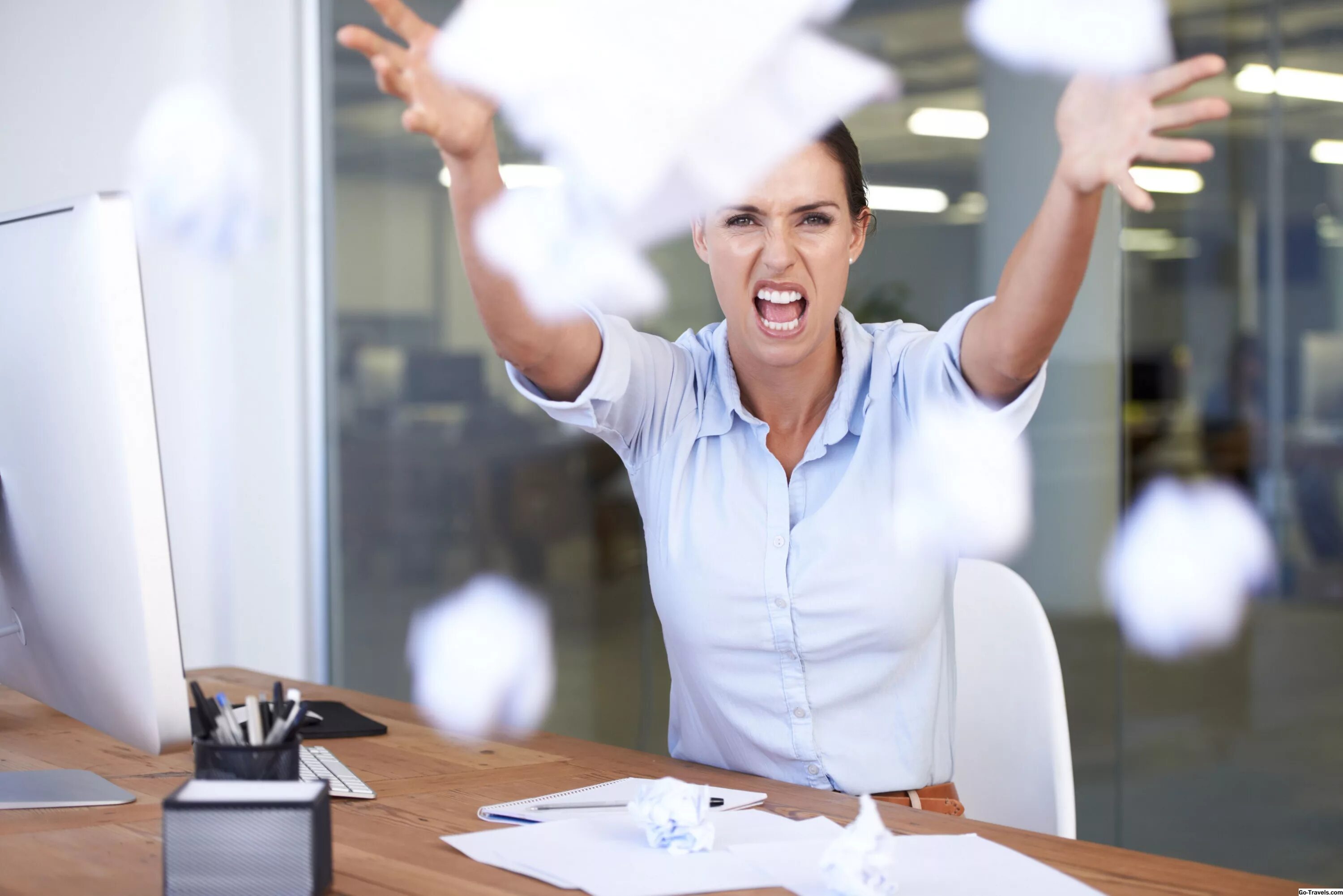 Компанию стресс. Эмоции в офисе. Злость в офисе. Люди женщины на работе. Счастливые люди в офисе.