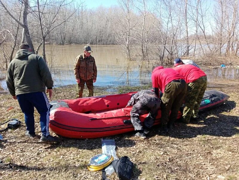 нашли пропавшего рыбака. водолазы в устюжне. нашли пропавшего рыбака. фото рыбаков на озере. спасатели фото.