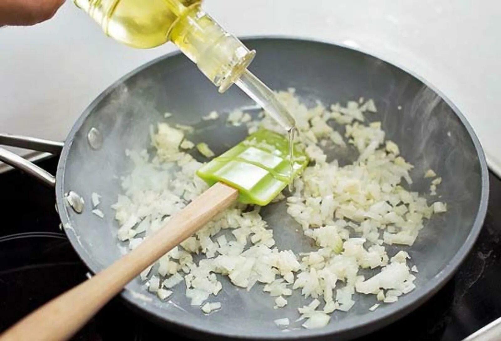 Мелко нарезанный красный лук. Пассированный в муке лук. Мелко нарезанный лук пассеруют. Суп с жареным луком. Мелко порезать лук и чеснок.