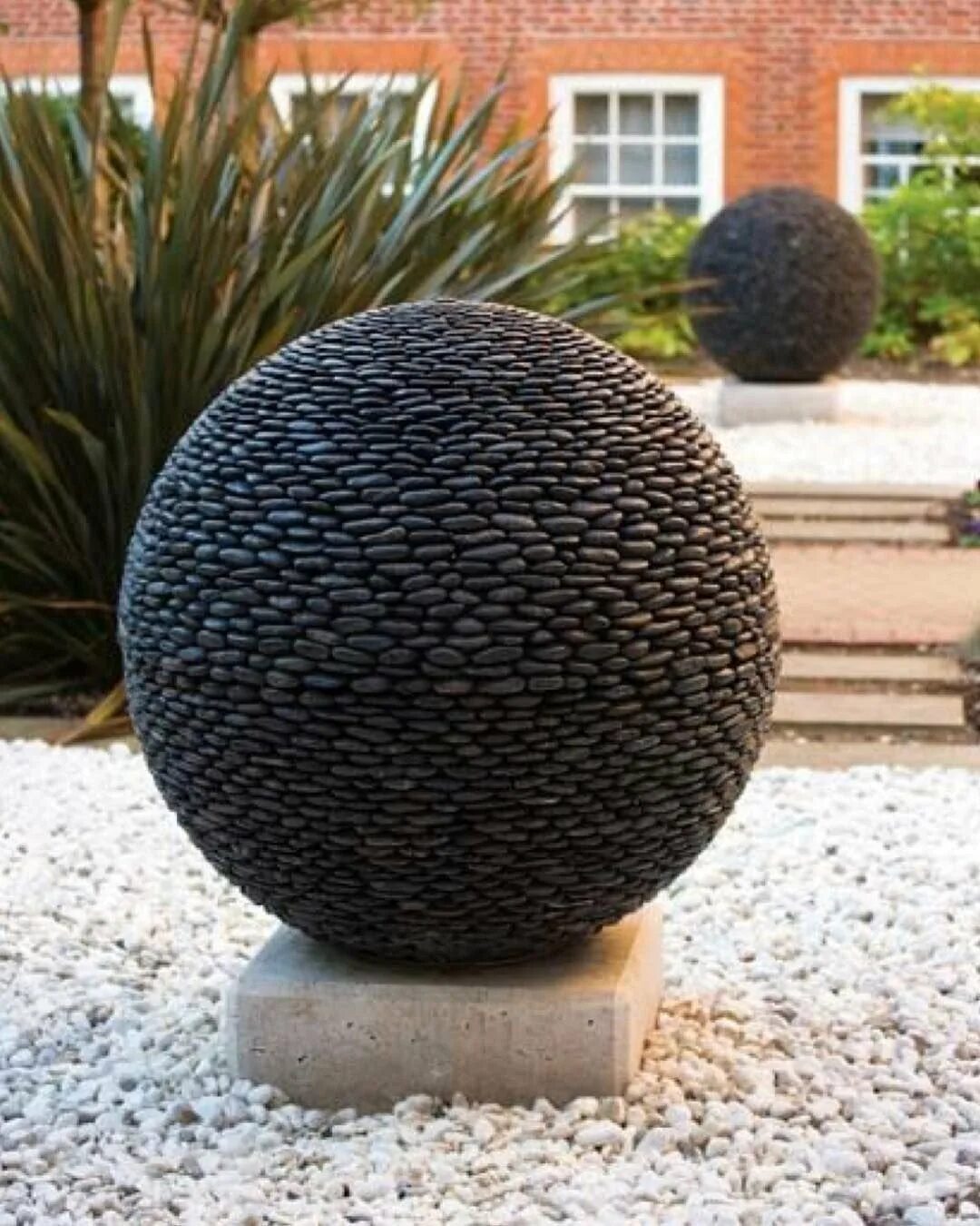 Большие бетонные шары. Декоративные шары для сада. Бетонные шары для сада. Декоративный шар для сада. Цементные шары для сада.