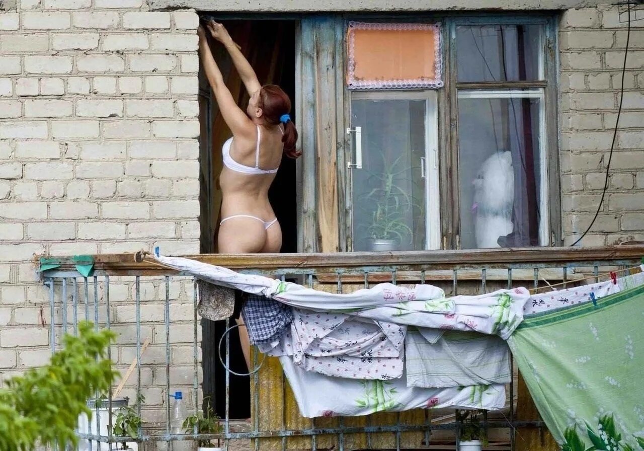 Подглядели В Окна За Голыми Девушками