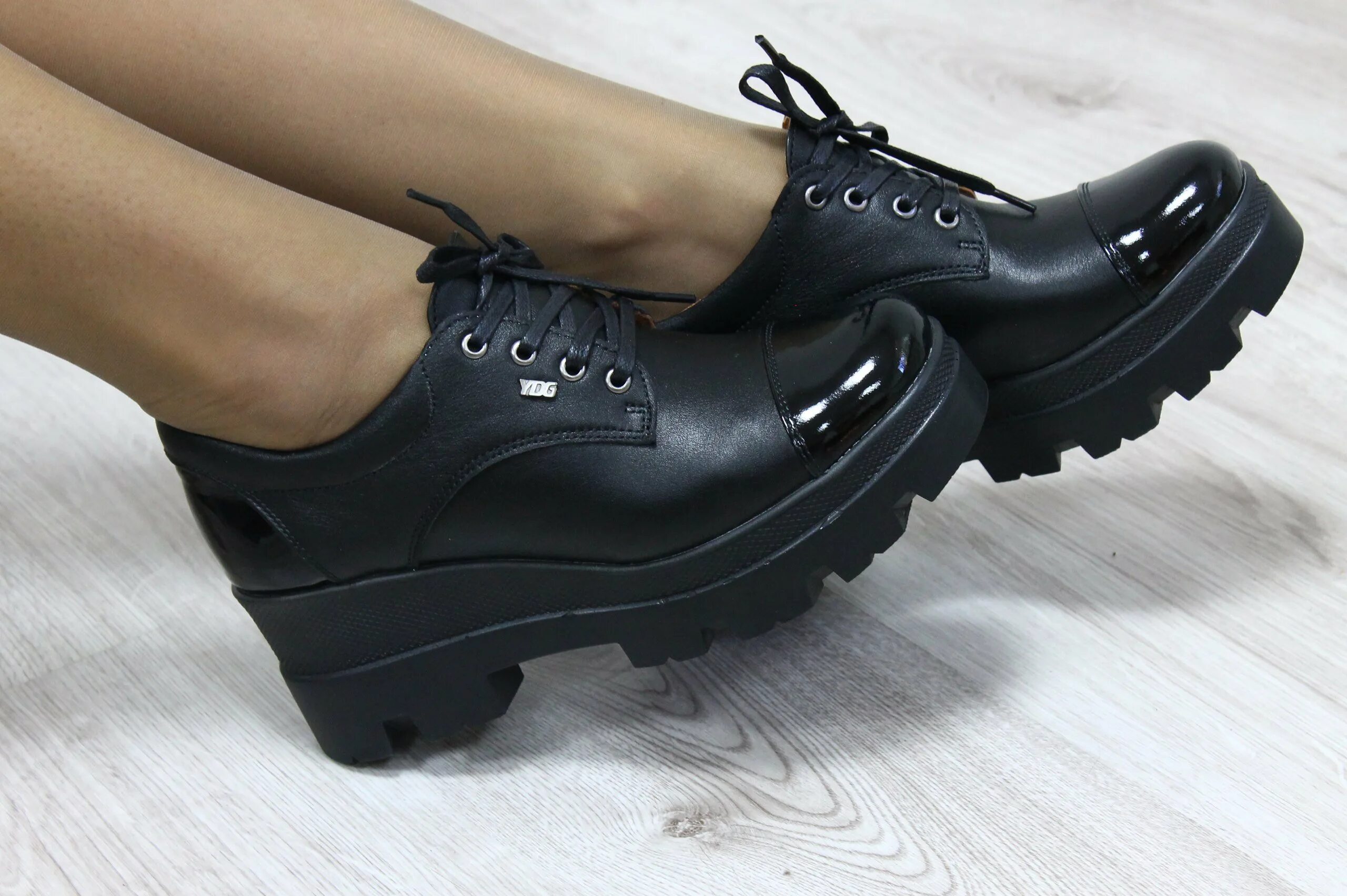 Ботинки кожаные на тракторной подошве женские. Ботинки массивной тракторной подошве 2022. Ботинки диор на тракторной подошве 2020. Ботинки диор на тракторной подошве 2020. Кроссовки на тракторной подошве женские.