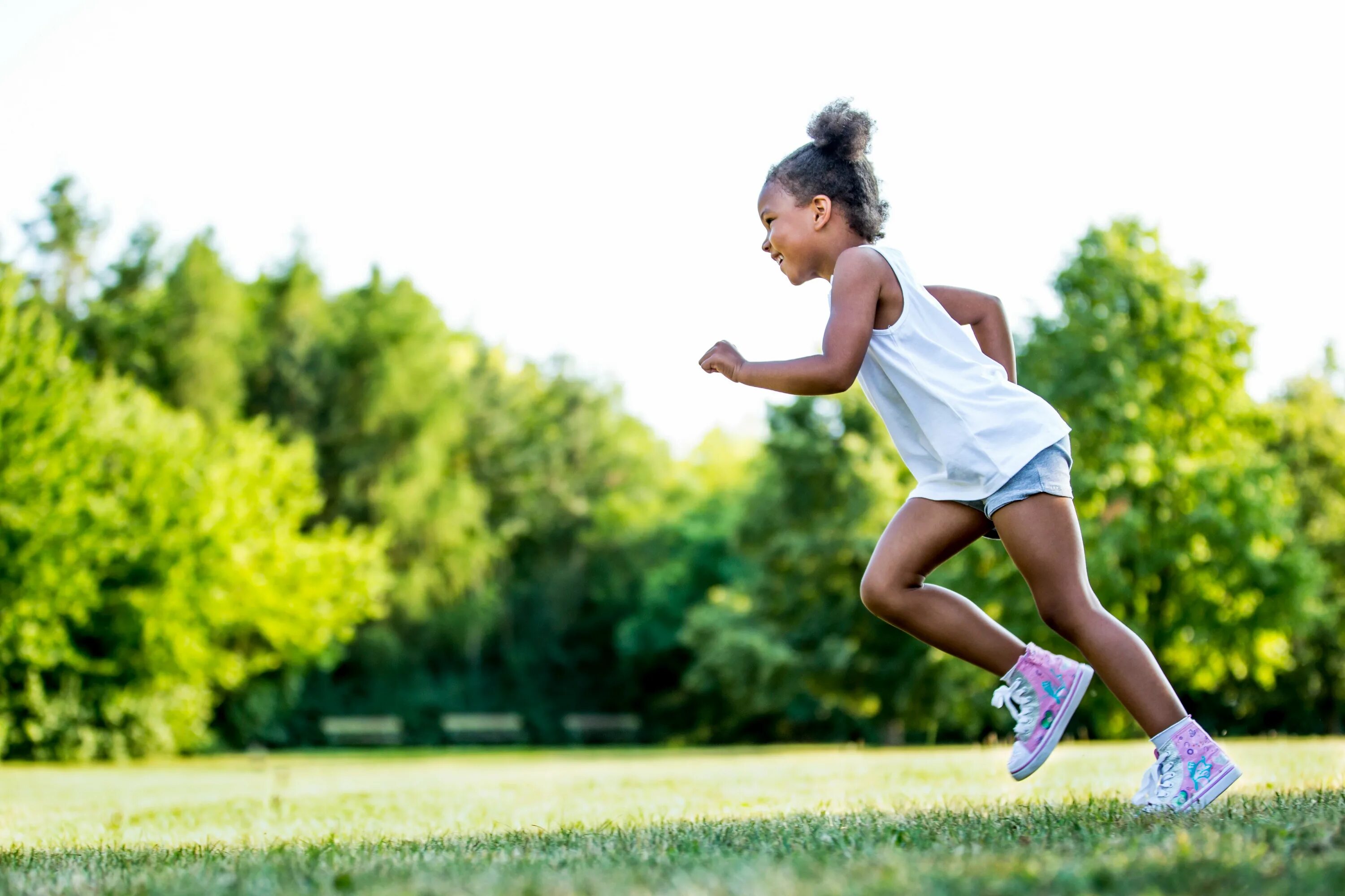 Get up go jogging. Дети бегут. Девочка бежит для детей. Бег дети 10 лет. Ребенок бежит вперед.