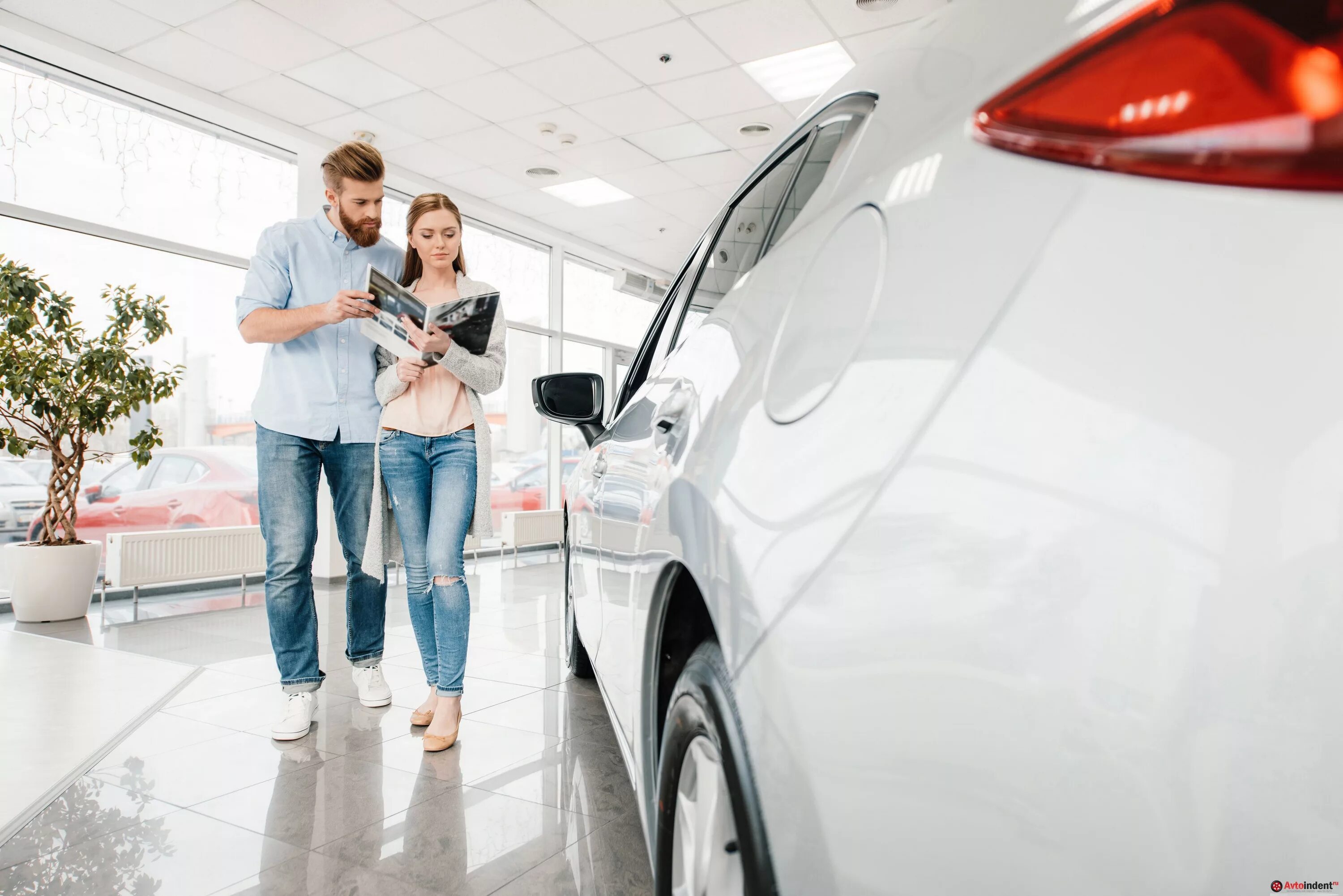 We buy a new car on tuesday. Покупатель автомобиля. Люди в автосалоне. Покупатель в автосалоне. Семья в автосалоне.