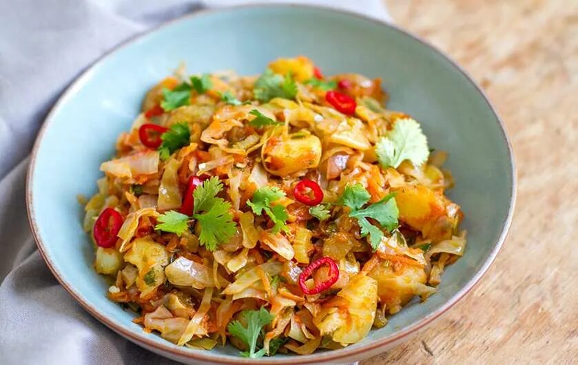 Как вкусно потушить капусту с картошкой