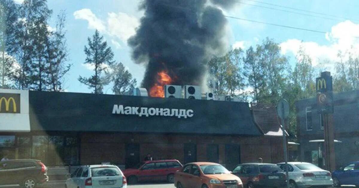 Что горит в горелово сейчас. Макдональдс горит. Макдональдс Горелово. Сгоревший макдональдс. Пожар в Макдональдсе Горелово.