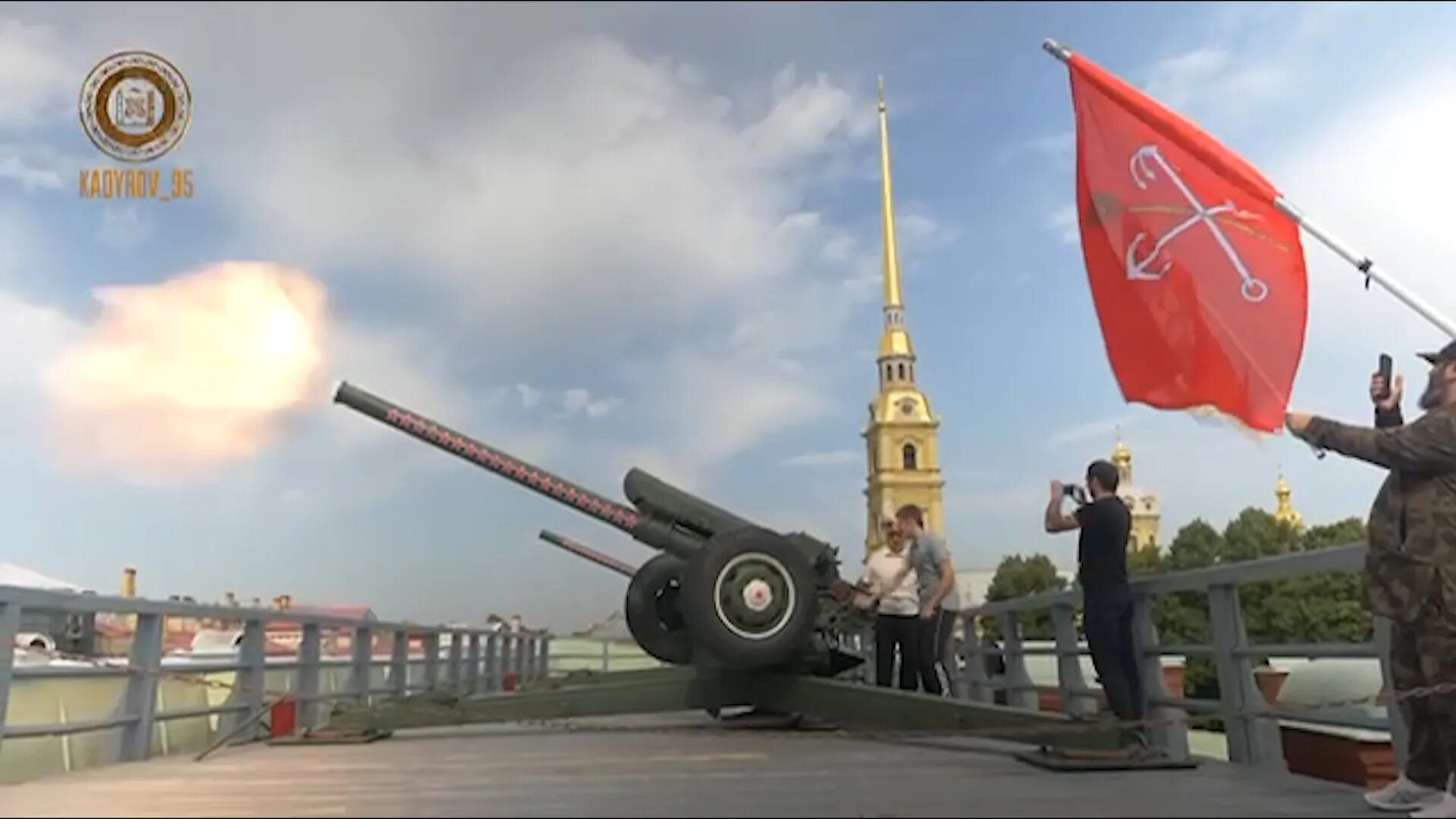 Петербург выстрелы. Пушки Петропавловской крепости в Санкт-Петербурге. Выстрел из пушки на Петропавловской крепости. Залп пушки в Петропавловской крепости. Петропавловская крепость пушки стреляют.