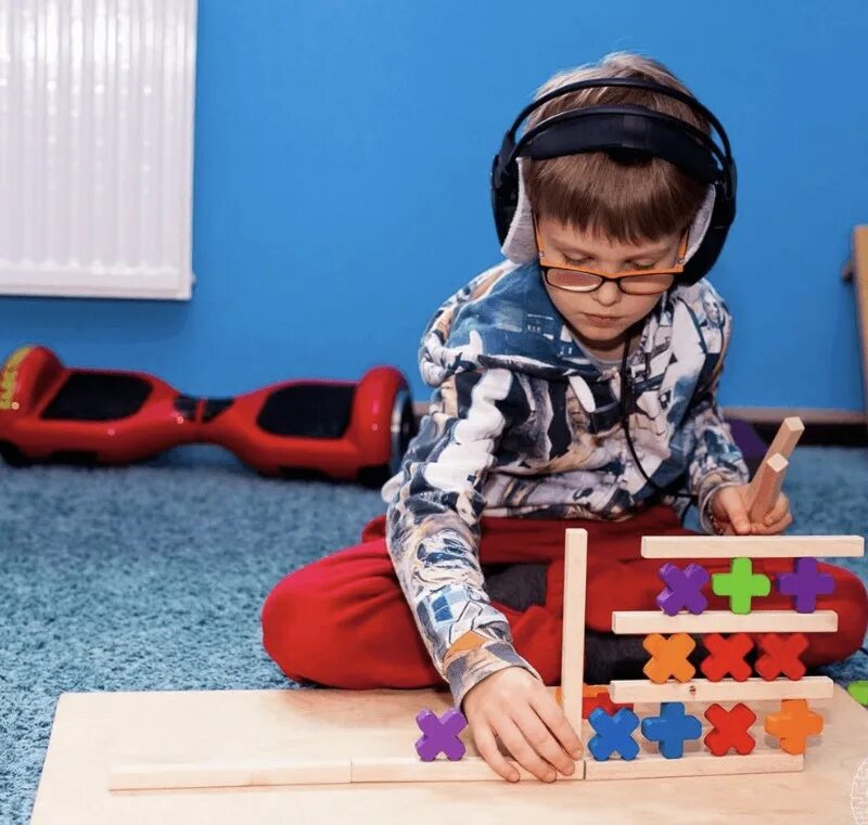 сенсорная интеграция для детей с аутизмом. игры для детей с аутизмом. играющий ребенок. игры для детей с нарушениями в развитии. игры для детей с нарушениями в развитии.