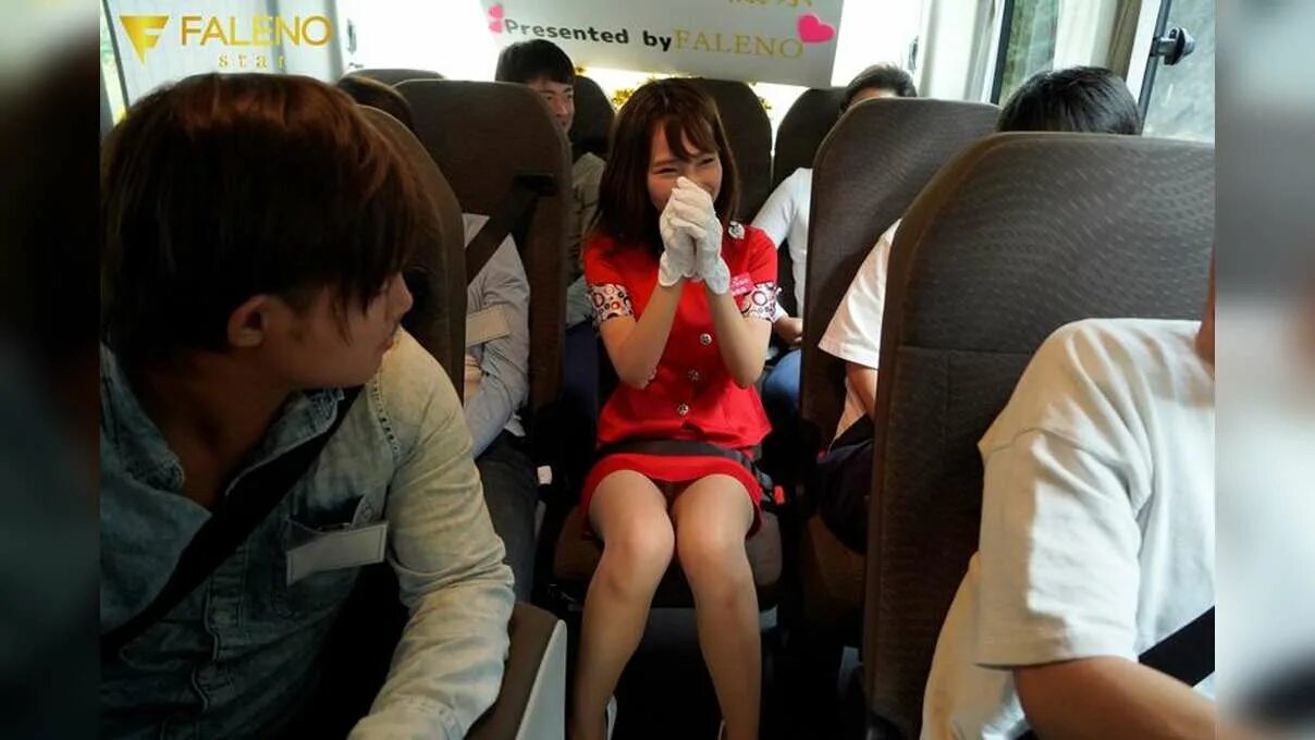 Японцы в общественном транспорте. Японки в общественном транспорте. Японские девочки в общественном транспорте. Девушки японки в общественном транспорте.