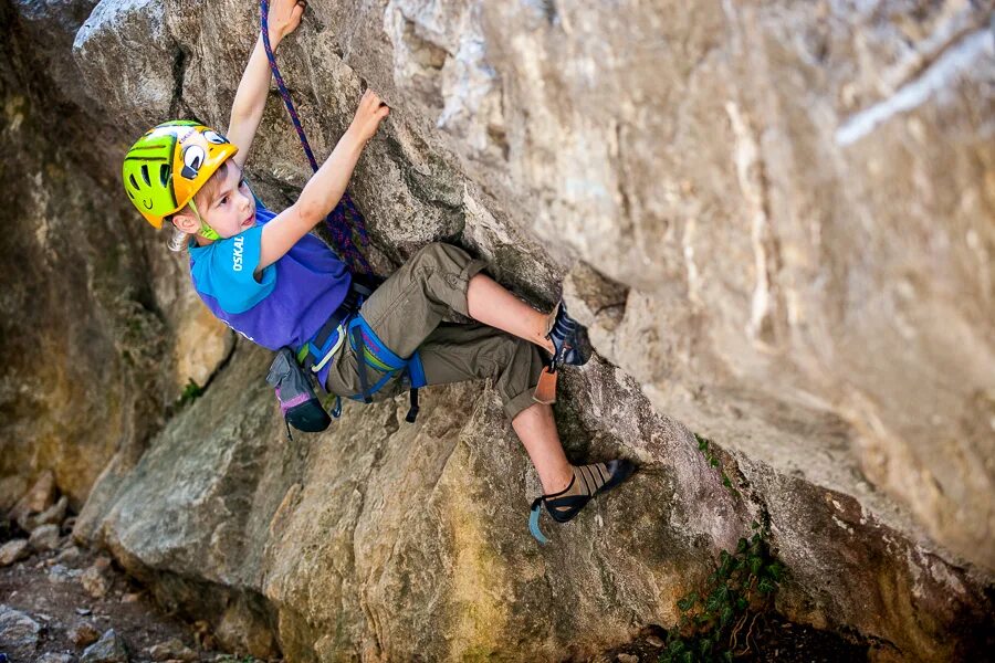 Climb picture. Дети скалолазы. Альпинизм дети. Альпинист для детей. Скалодром детский горы.