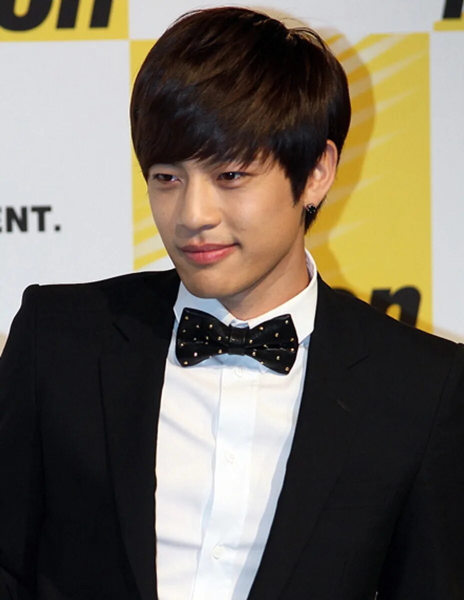 Ailee корейская певица 2022. Iu певица. Хиро джеджун. Актер kim hyun joong. Корейские певцы и певицы.