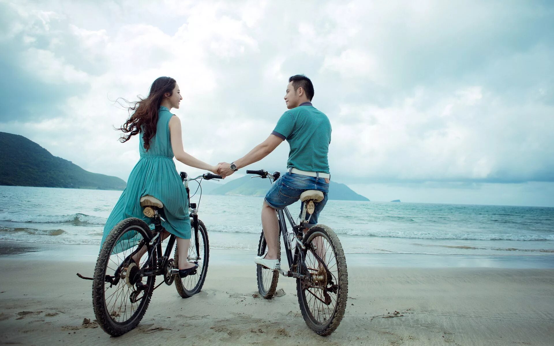 Быстро двое. Мужчина и женщина на велосипеде. Влюбленные на велосипеде. Любовь к велосипеду. Парень с девушкой на велосипеде.