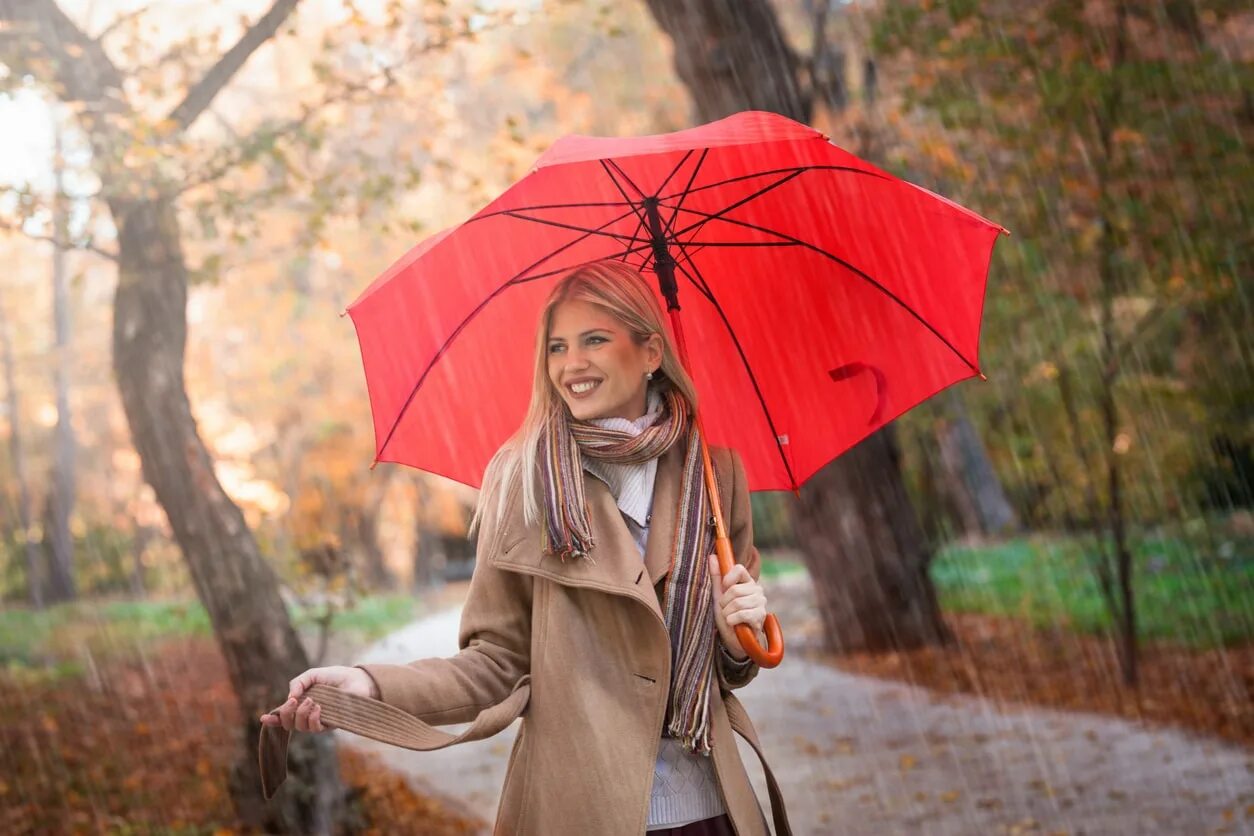 I need umbrella. Женщина с красным зонтом. Пальто и зонт женщина очки. Девушка зонт классический зелёный.