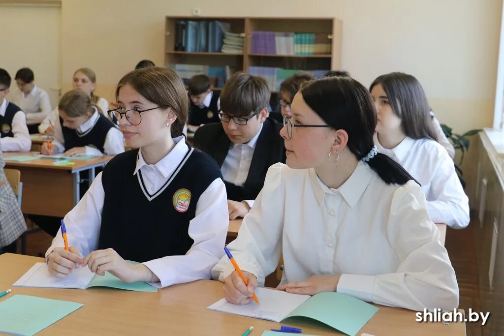 Девятиклассники сдают экзамены. Ученик 9 класса. Экзамен в 9 классе Беларусь. Выпускные экзамены. Выпускной в девятом классе.