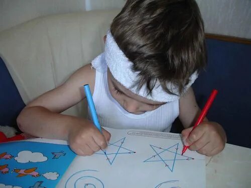 Человек пользующийся 2 руками. Рисуем двумя руками для детей. Ребенок амбидекстр. Рисование двумя руками для школьников. Ребенок рисует обеими руками.
