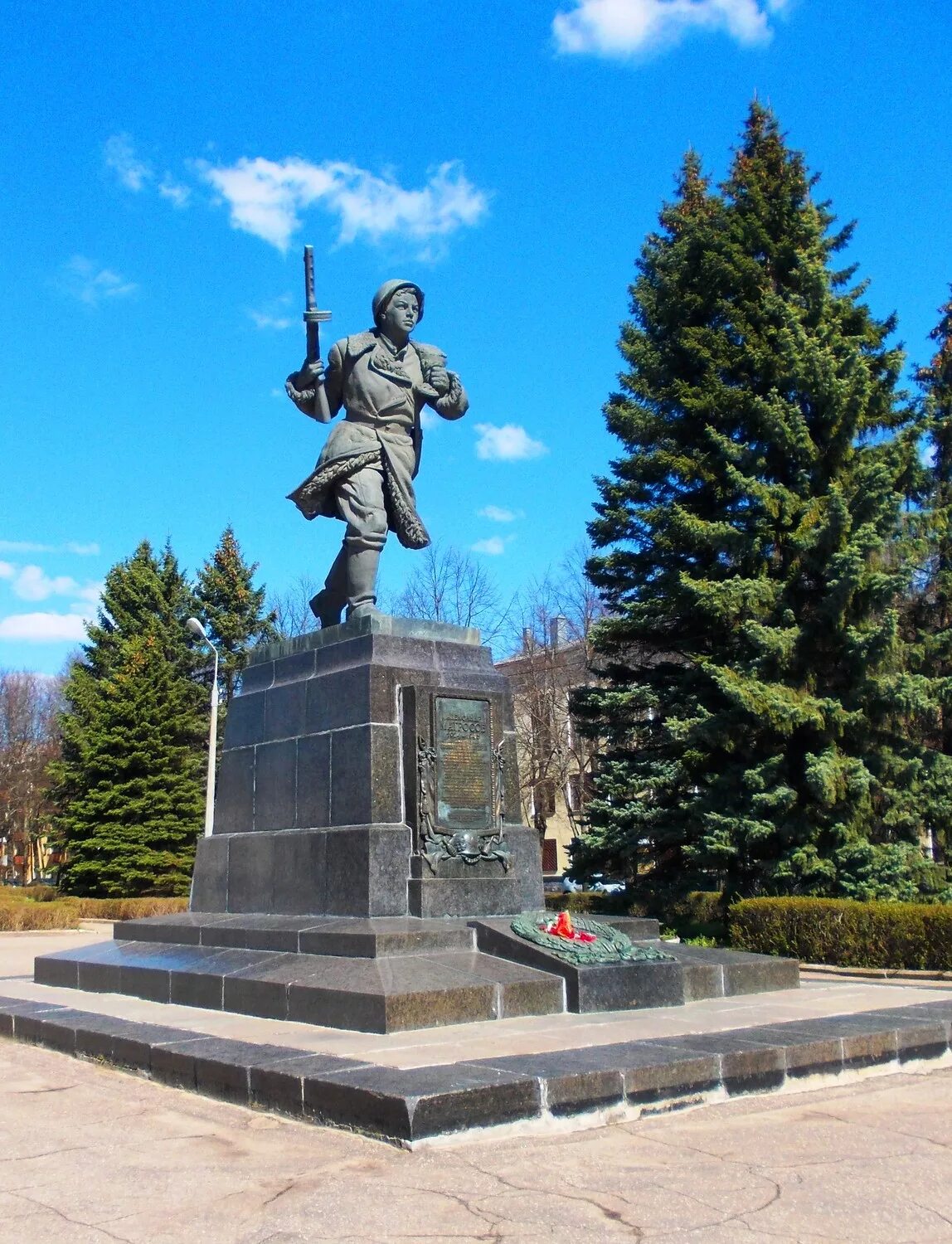 Памятники города Великие Луки. Псковская область город Великие Луки. Город Великие Луки достопримечательности. Монумент Великие Луки.