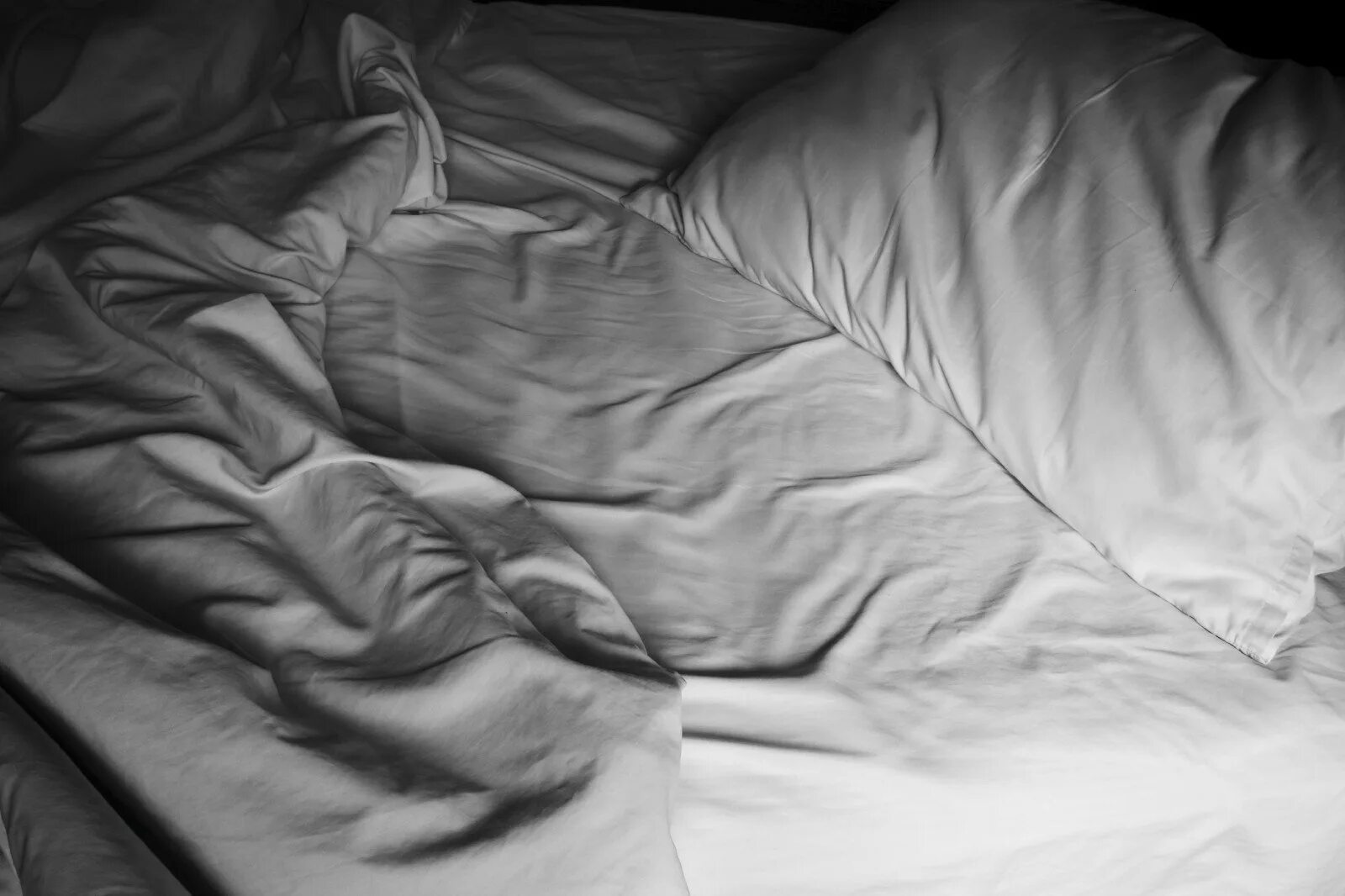 Он сел на постели долго таращил. Складки на одеяле. Складки на кровати. Смятая простынь. Складки на простыне.