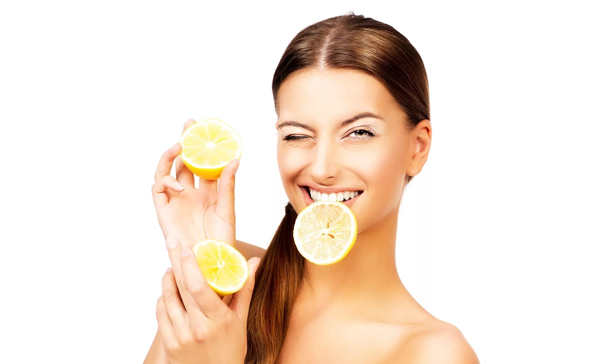 Маска лимонным соком. Девушка с лимоном. Лицо девушки. Фотосессия с лимонами. Лимонный сок для кожи.