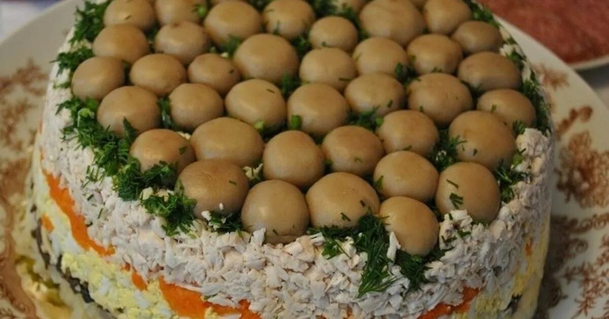 салат лесная поляна с грибами рецепт. салат грибной лесная поляна. салат грибная поляна с шампиньонами. салат грибная полянка с копченой курицей. салат лесная поляна с шампиньонами и курицей.