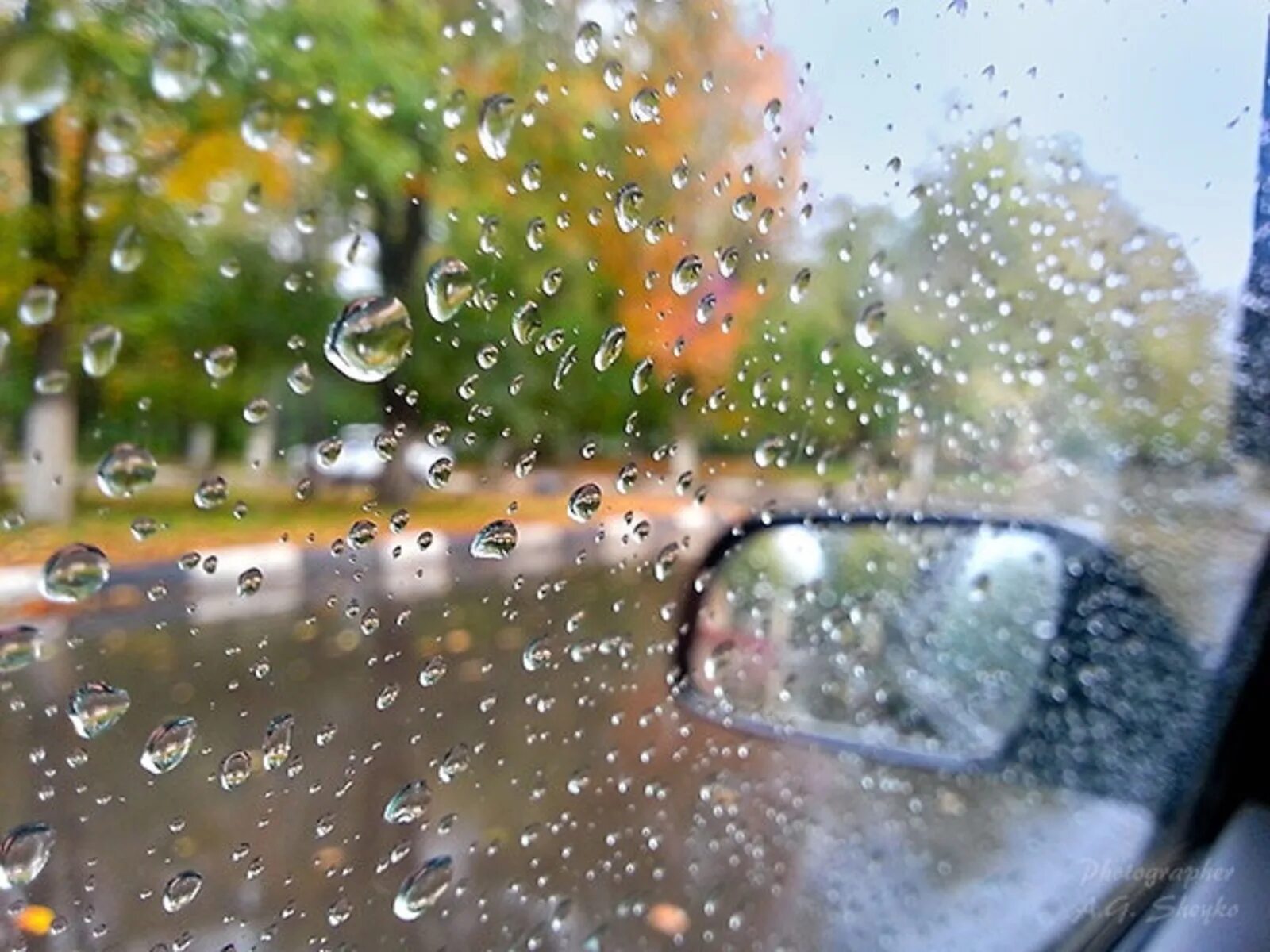 Дождливое окно машины. Капли на стекле машины. Осень из окна автомобиля. Машины дождь осень.