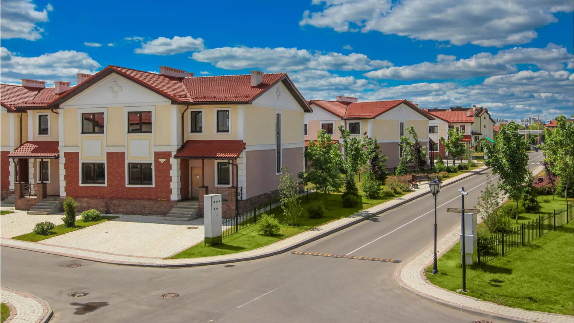 Александровка ильинское шоссе. Таунхаус кп александровский. Поселок александровский таунхаусы новорижское шоссе. Поселок александровский таунхаусы новорижское шоссе. Поселок таунхаусов александровский.