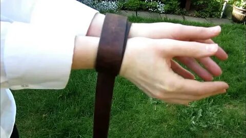 Руки связаны ремнем девушка