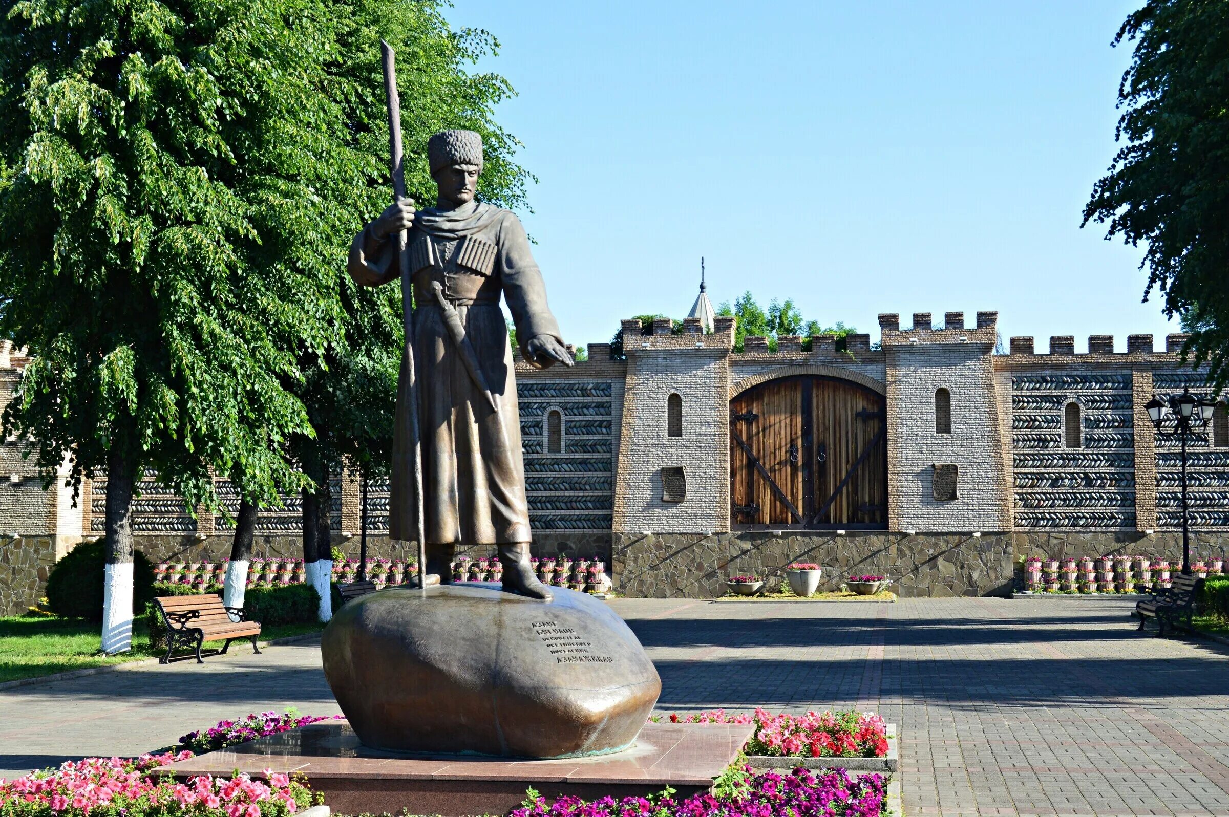 Владикавказ и окрестности. Памятник Дзаугу Бугулову Владикавказ. Площадь Штыба Владикавказ. Памятник на Штыба во Владикавказе. Площадь Штыба Владикавказ достопримечательности.