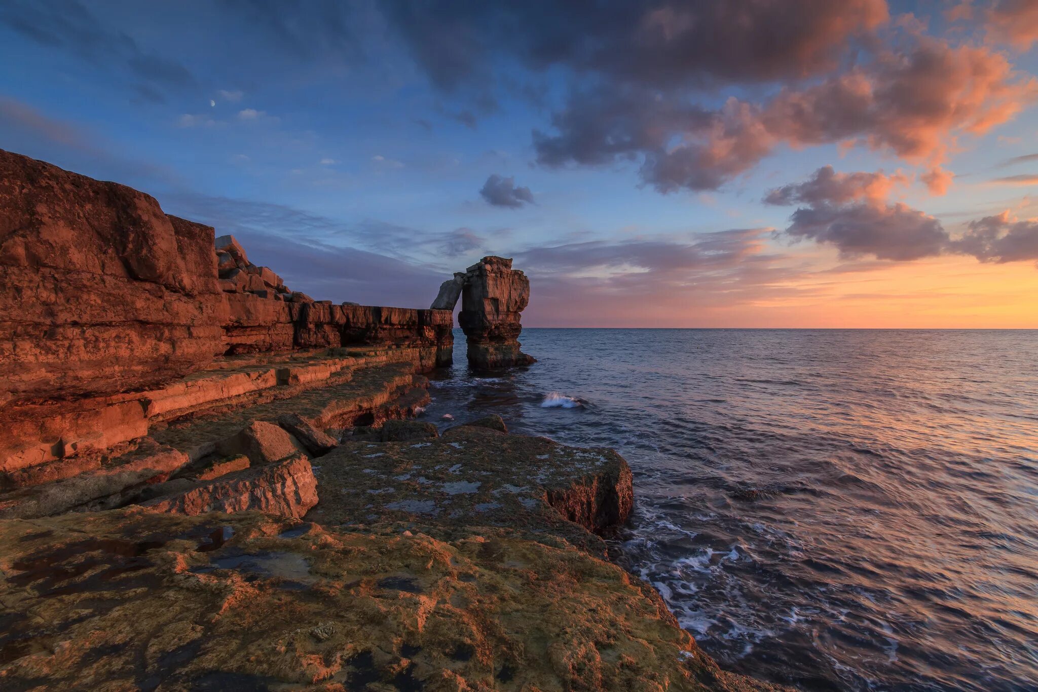 Interest in nature. Море со скалами. Море скалы закат. Англия скалы у моря. Морское побережье Англии.