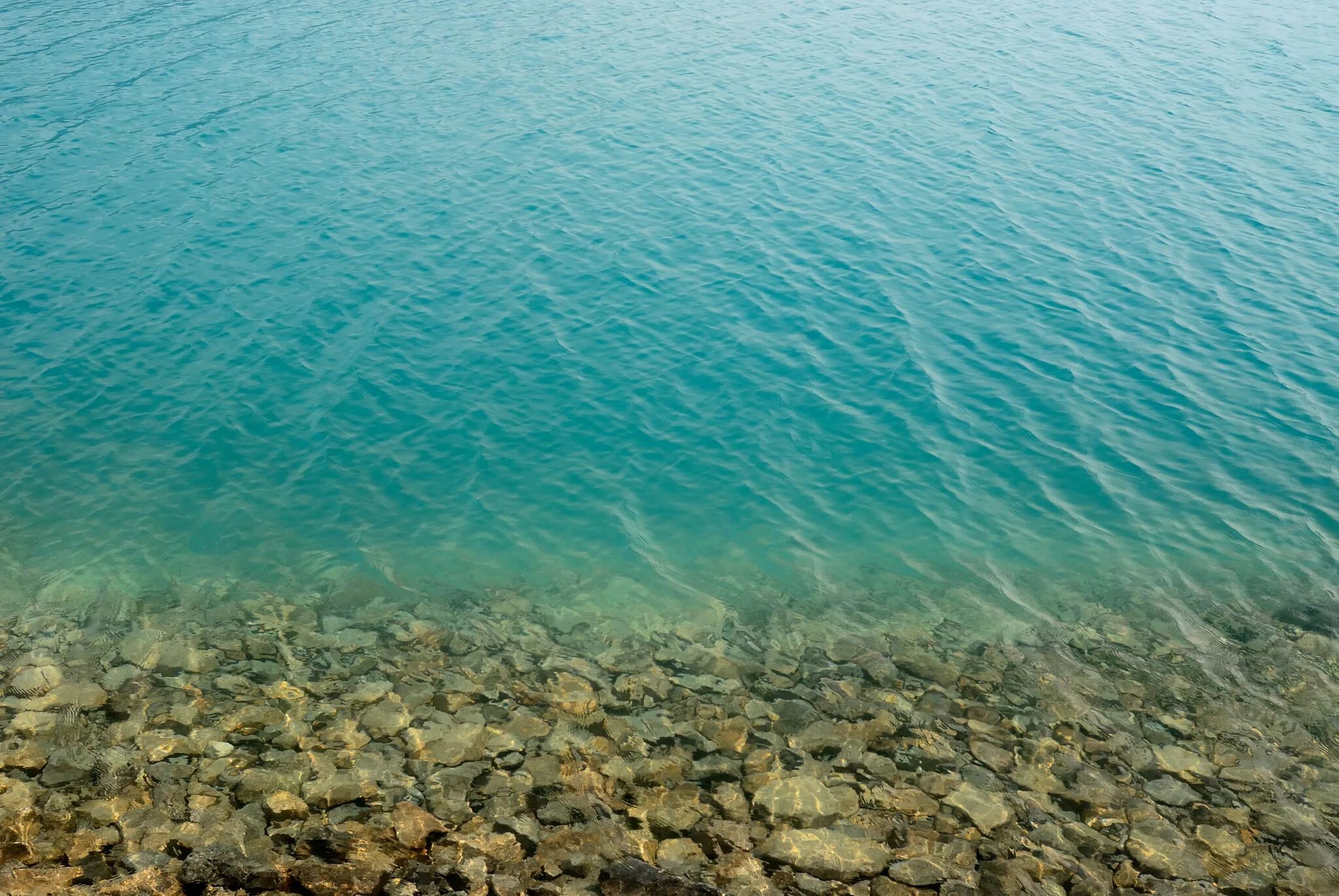 Прозрачное море. Море вода. Прозрачная вода море. Море вид сверху. Прозрачность воды в озерах