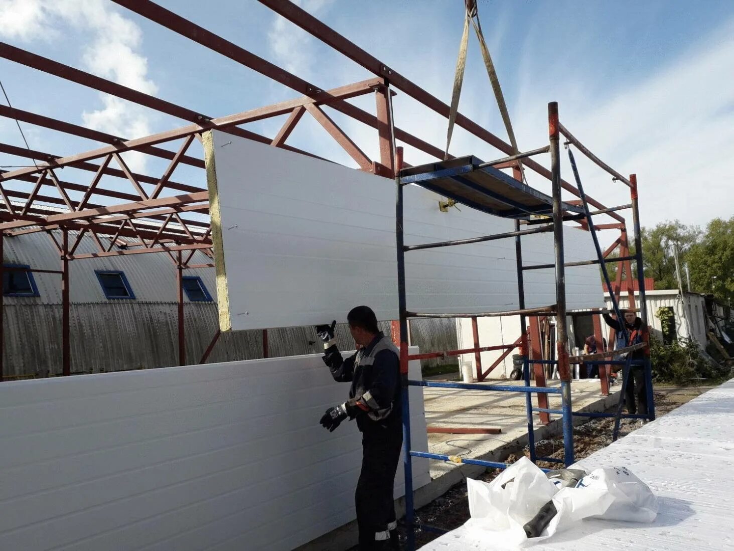 Каркас ангара из сэндвич панелей. Сэндвич панели стеновые монтаж. Вертикальные сэндвич панели. Металлокаркас ангара под сэндвич. Сендвичные панели работа.