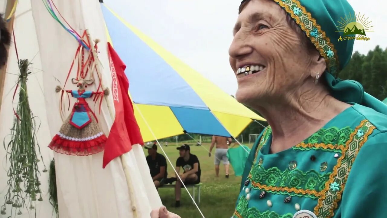 Шорцы в Междуреченске. Пайрам Междуреченск. Пайрам Шорский праздник. Традиционный костюм шорцев.