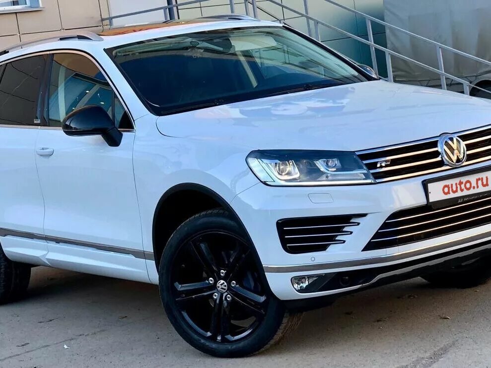 Volkswagen touareg б у. Туарег фл белый. Белый Туарег FL. Туарег белый FL панорама. Белый Туарег 2016 года с черными дисками с белой крышей.