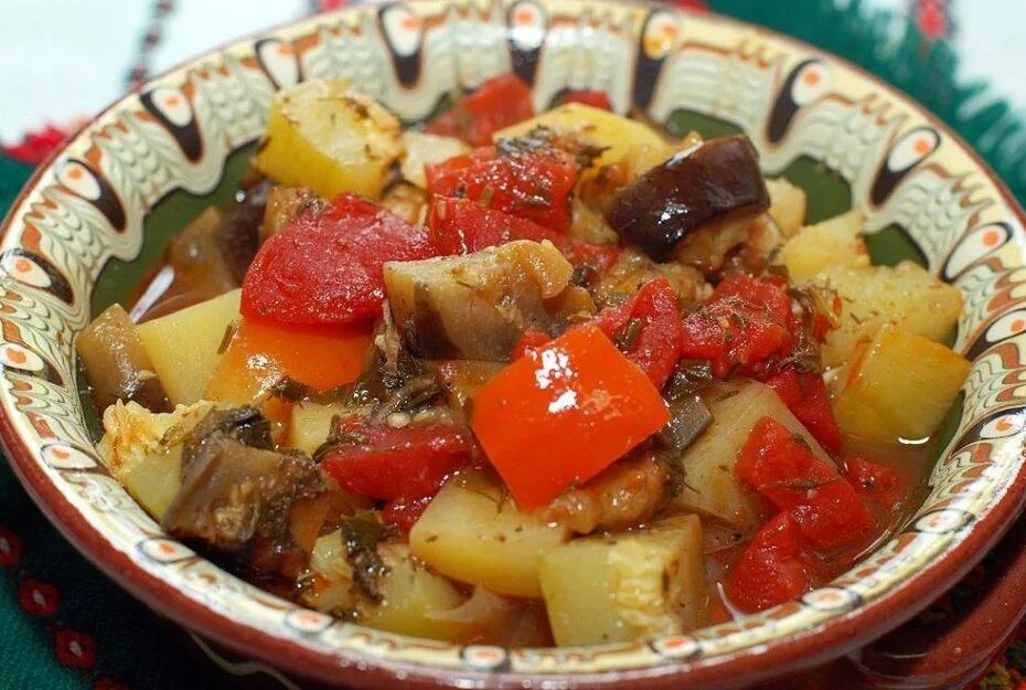 Тушеные овощи перец. Гювеч (овощное рагу). Анталийское овощное рагу. Овощное рагу гювеч молдавский. Гювеч болгарский.