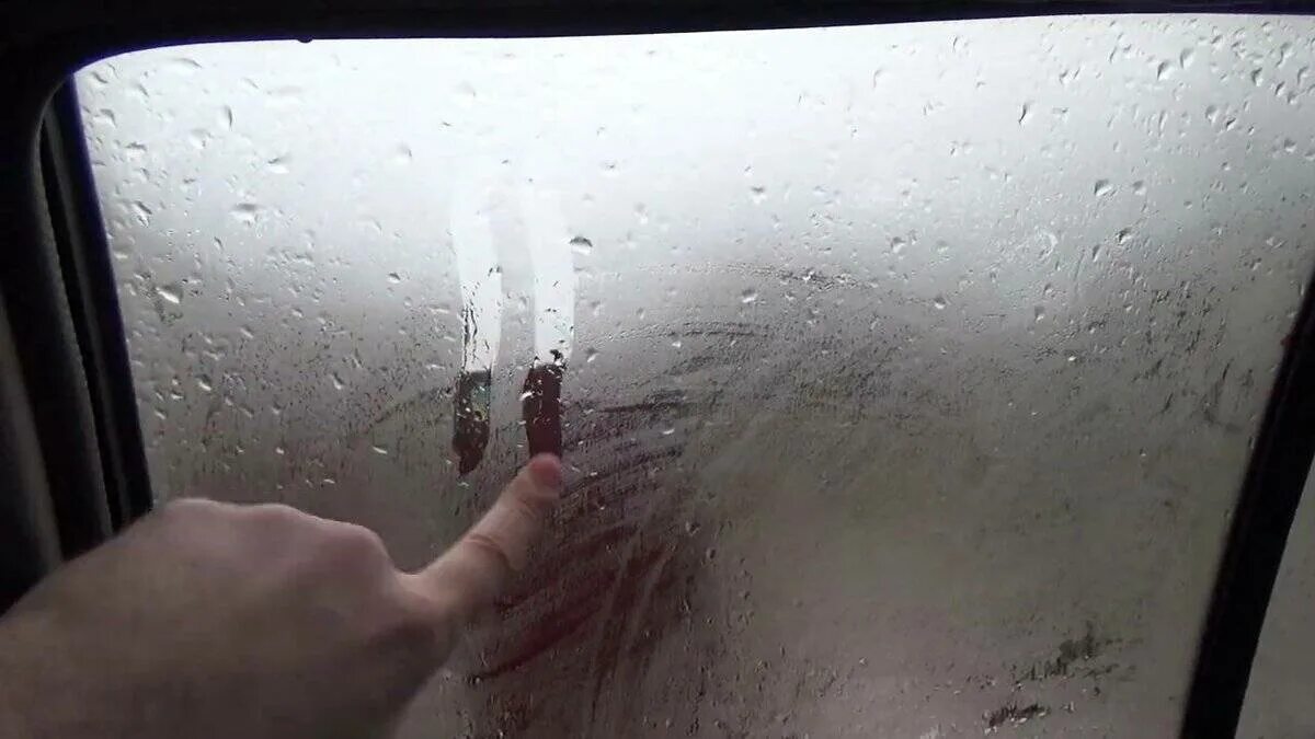 Машина запотевает в дождь. Запотевшие стекла автомобиля. Запотевшие стекла в машине. Запотевшее окно в машине. Машина с запотевшими стеклами.