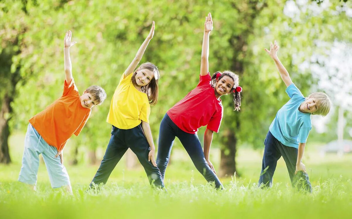Физкультура на свежем воздухе. Зарядка. Активный и здоровый образ жизни. Занятия на свежем воздухе для детей.